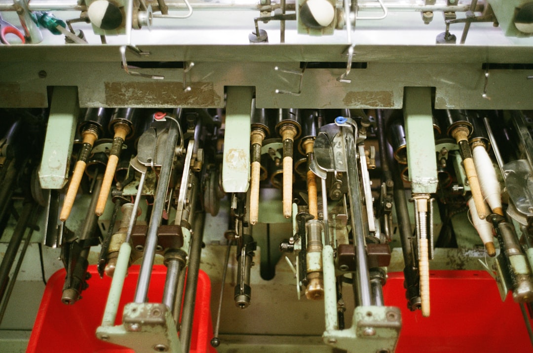 Industrial textile machine with spools of thread