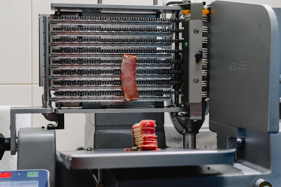 Meat slicing machine with stacked meat slices below